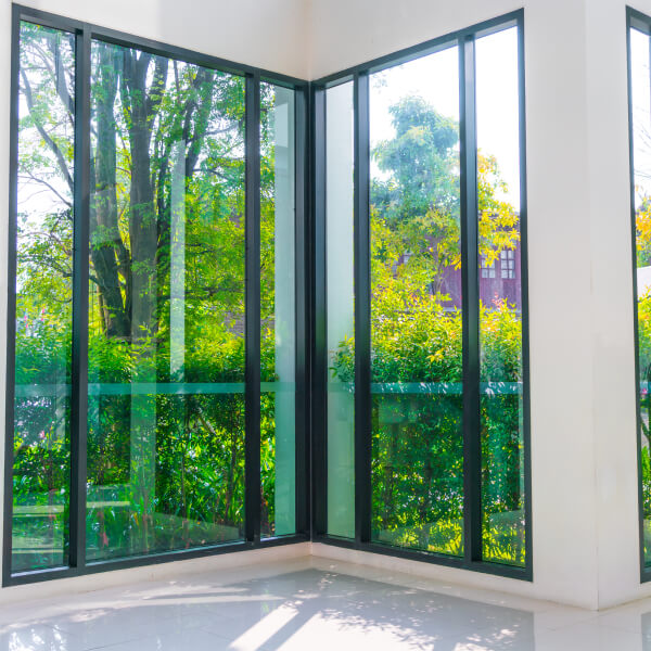 Fenêtres noires modernes avec vitres thermos, montrant l’impact du vitrage isolant sur le coût global des fenêtres au Québec