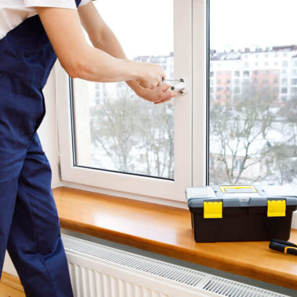 Un intérieur de maison chaleureux et confortable avec vue sur un paysage hivernal à travers une fenêtre isolée.